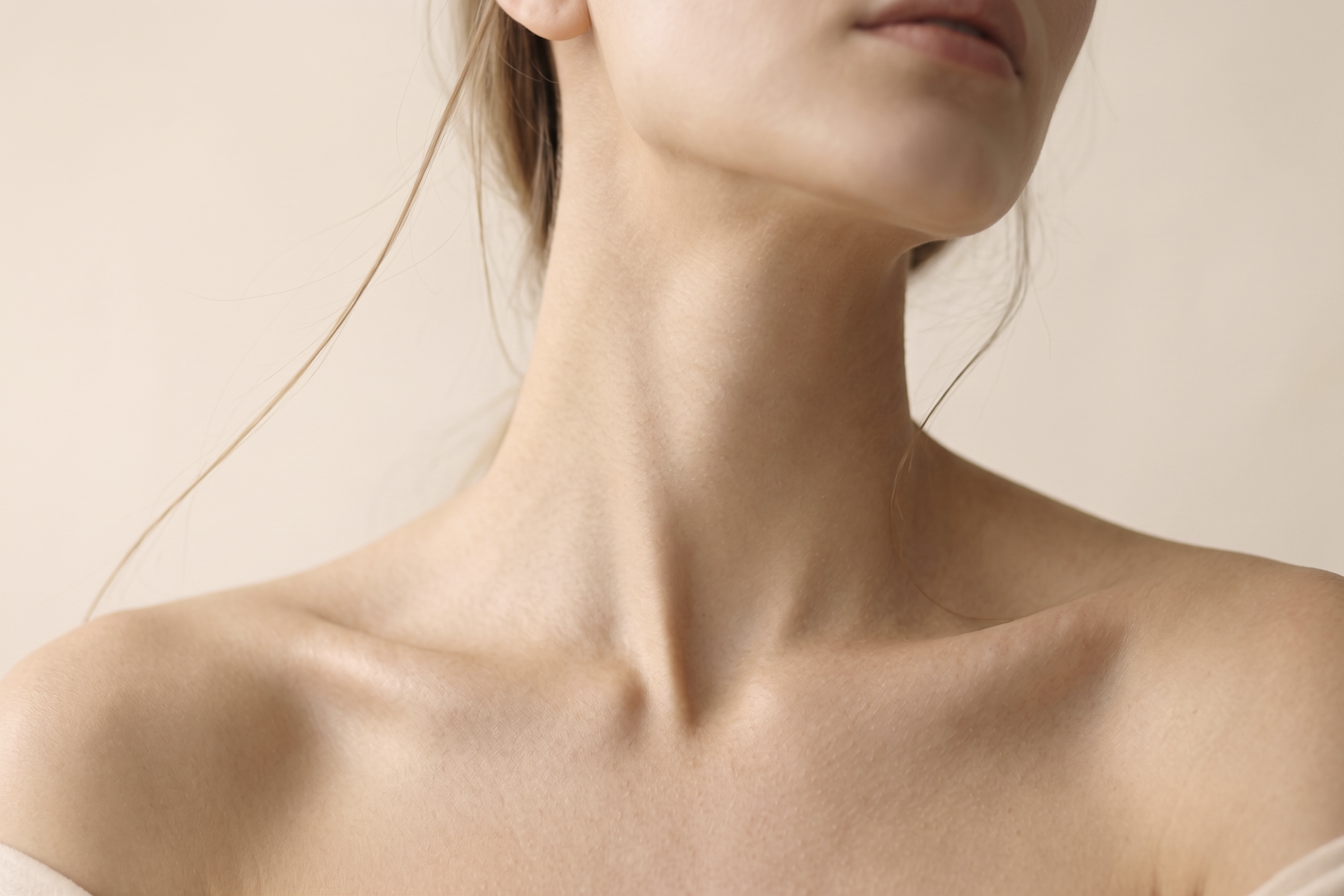 Close-up van hals en decolleté — microneedling bij dr. Julien Colle
